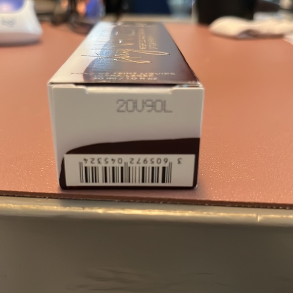 Urban Decay Stay Naked Weightless Liquid Foundation, color 92WR - Picture 6 of 6